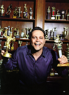 Vince Vaugh en su sala de trofeos en las paginas interiores de la revista Esquire